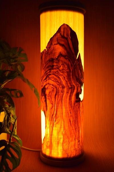 Olimba Lichtsäule aus Olivenholz und Limbaholz – Handgefertigte Tischlampe mit abnehmbarem Deckel und einzigartiger Maserung.
