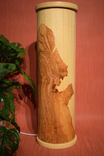 Olimba Lichtsäule aus Olivenholz und Limbaholz – Handgefertigte Tischlampe mit abnehmbarem Deckel und einzigartiger Maserung.