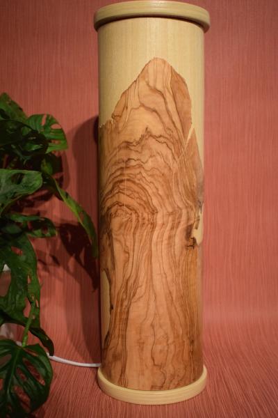 Olimba Lichtsäule aus Olivenholz und Limbaholz – Handgefertigte Tischlampe mit abnehmbarem Deckel und einzigartiger Maserung.