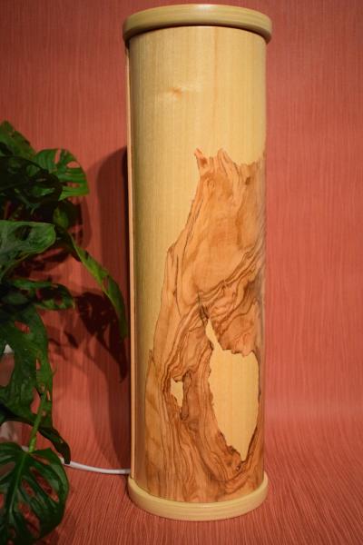 Olimba Lichtsäule aus Olivenholz und Limbaholz – Handgefertigte Tischlampe mit abnehmbarem Deckel und einzigartiger Maserung.