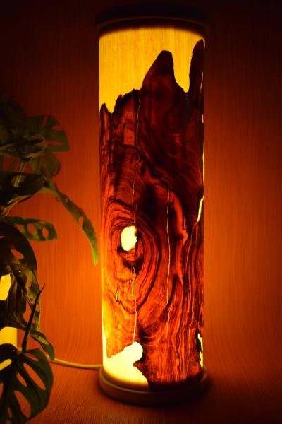 Olimba Lichtsäule aus Olivenholz und Limbaholz – Handgefertigte Tischlampe mit abnehmbarem Deckel und einzigartiger Maserung.
