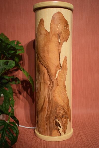 Olimba Lichtsäule aus Olivenholz und Limbaholz – Handgefertigte Tischlampe mit abnehmbarem Deckel und einzigartiger Maserung.