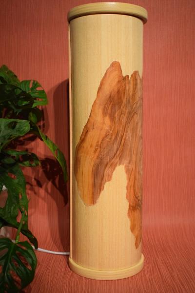 Olimba Lichtsäule aus Olivenholz und Limbaholz – Handgefertigte Tischlampe mit abnehmbarem Deckel und einzigartiger Maserung.