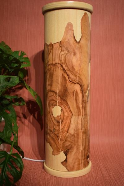 Olimba Lichtsäule aus Olivenholz und Limbaholz – Handgefertigte Tischlampe mit abnehmbarem Deckel und einzigartiger Maserung.