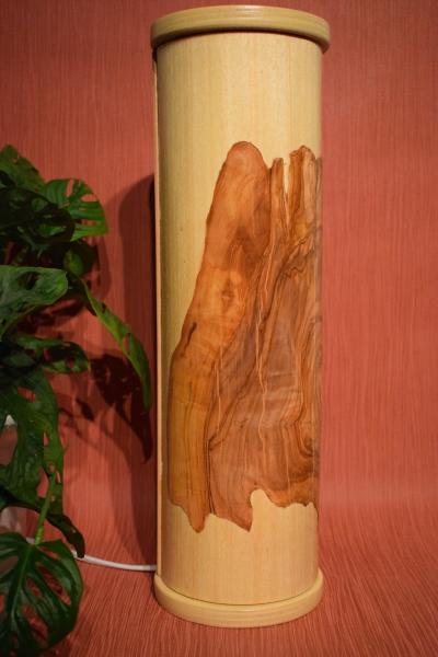 Olimba Lichtsäule aus Olivenholz und Limbaholz – Handgefertigte Tischlampe mit abnehmbarem Deckel und einzigartiger Maserung.