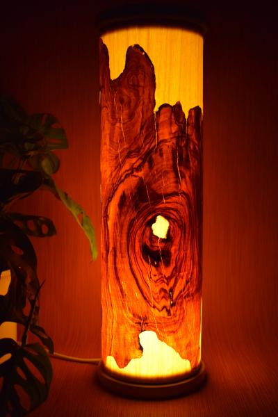 Atmosphärische Lichtsäule aus handgearbeitetem Olivenholz und Limbaholz – ideal für gemütliches Licht.