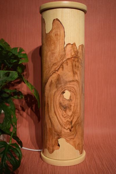 Atmosphärische Lichtsäule aus handgearbeitetem Olivenholz und Limbaholz – ideal für gemütliches Licht.
