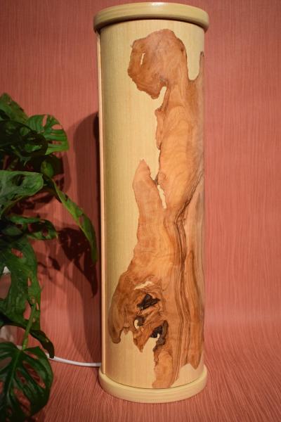 Atmosphärische Lichtsäule aus handgearbeitetem Olivenholz und Limbaholz – ideal für gemütliches Licht.