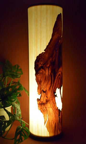 Atmosphärische Lichtsäule aus handgearbeitetem Olivenholz und Limbaholz – ideal für gemütliches Licht.