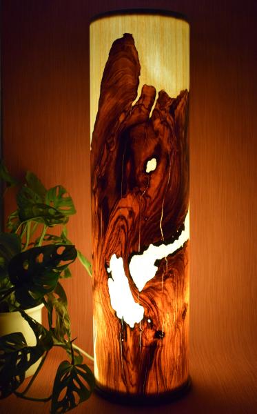 Atmosphärische Lichtsäule aus handgearbeitetem Olivenholz und Limbaholz – ideal für gemütliches Licht.