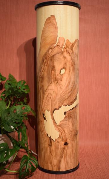 Atmosphärische Lichtsäule aus handgearbeitetem Olivenholz und Limbaholz – ideal für gemütliches Licht.