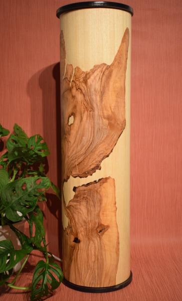 Atmosphärische Lichtsäule aus handgearbeitetem Olivenholz und Limbaholz – ideal für gemütliches Licht.