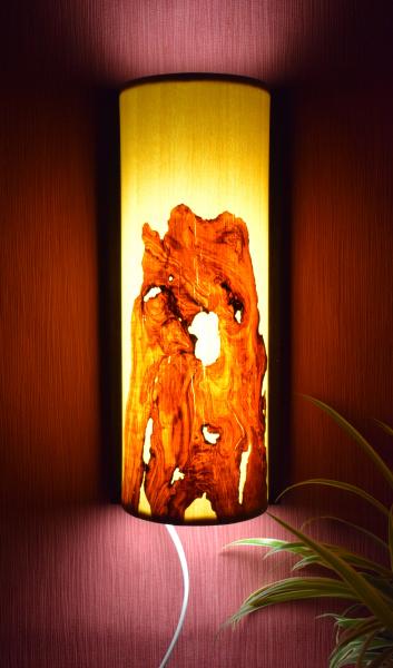 Einzigartige Wandlampe – Ein Meisterwerk aus Olivenholz und Limbabaum Diese beeindruckende Wandlampe bietet nicht nur warmes Licht, sondern auch ein herausragendes Design, das jedem Raum Charakter verleiht.