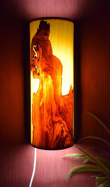 Olimba Wandlampe – Ein Unikat aus Olivenholz und Limbabaum Diese einzigartige Wandlampe bietet nicht nur warmes Licht, sondern auch ein beeindruckendes Design, das jeden Raum aufwertet.