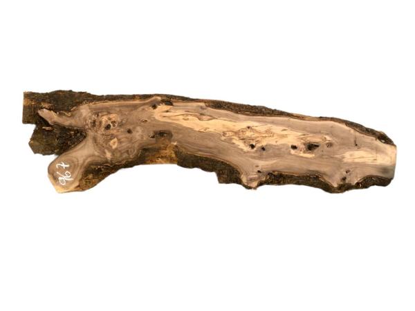 Uriges Olivenholzbrett mit wilder Maserung und natürlichem Rindenanteil – ideal für kreative Projekte.